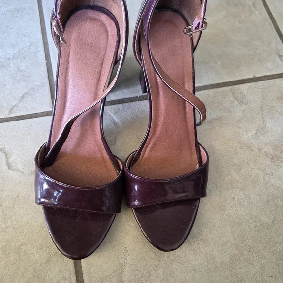 Elegant Burgundy Women's Heels - Picture 6 of 8